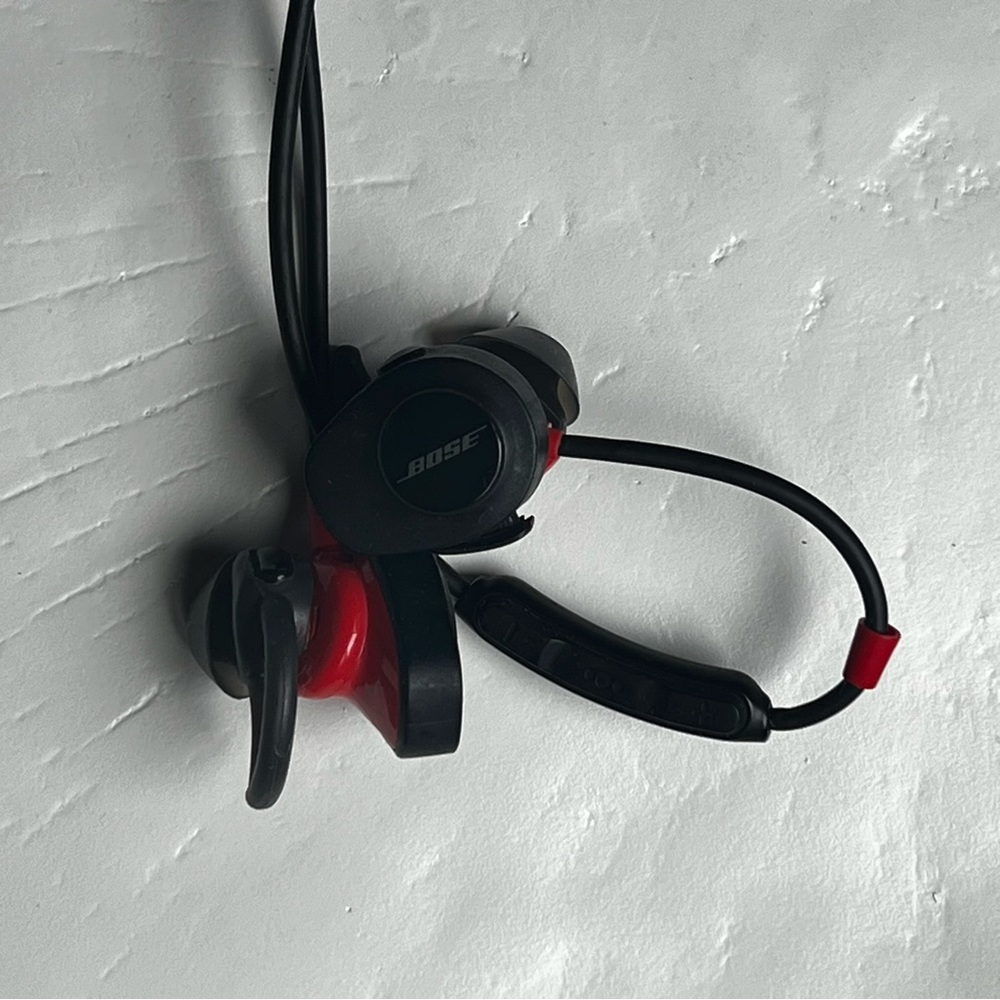 Bose Soundsport wireless earbuds. Case and charging wire included. Bluetooth.